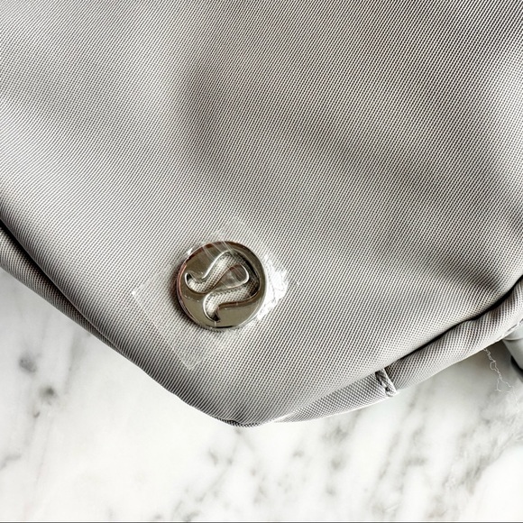 NWT lululemon Everywhere Belt Bag - silver/white - Picture 4 of 11